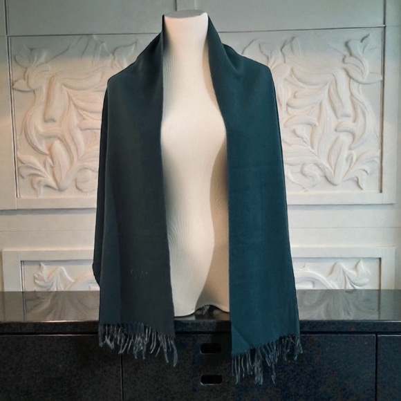 Gucci Accessories - GUCCI 100% Cashmere shawl wrap scarf New!